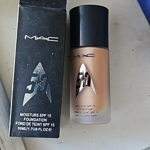 M.A.C Moisturs Foundation spf 15